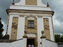 Biskup Jan Baxant požehnal obnovený kostel v Pnětlukách